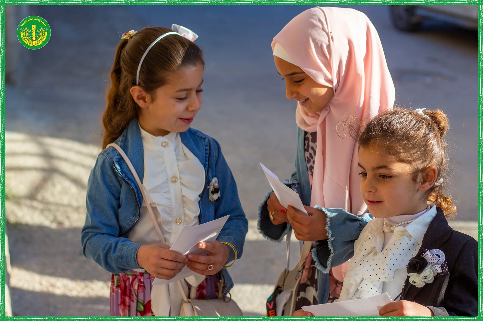 توزيع عيديات للأطفال بعد صلاة العيد 😍